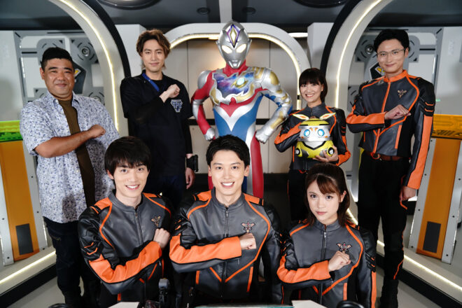 Le casting et l'équipe d'Ultraman Decker en uniforme